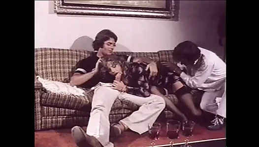 Seksi büyük memeli orta yaşlı seksi kadın iki büyük yarakla sikiliyor ve ağzına boşalıyor