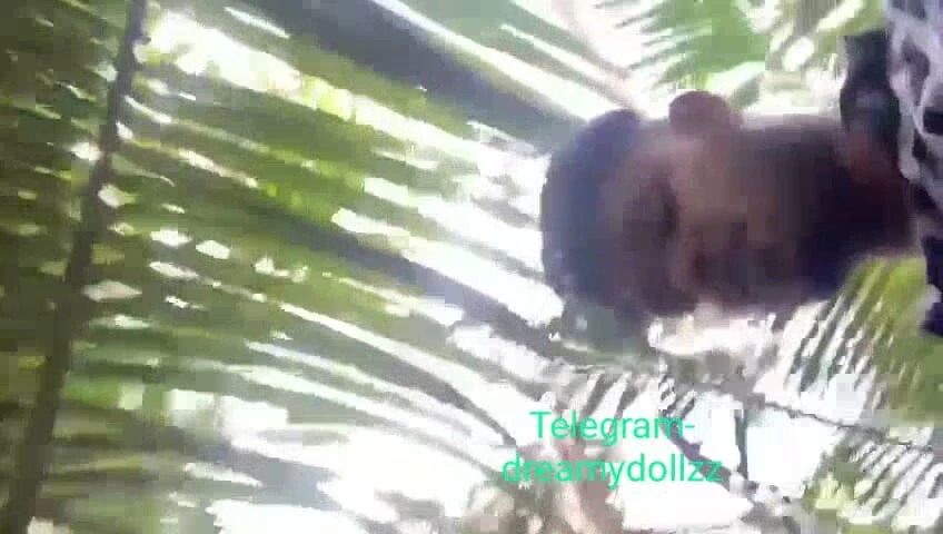Ormanda açık havada Hintli genç emiyor