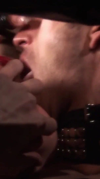 "Seks kölesi adamın sarışın bir sahibesi sandalyede yarağına biniyor" den çarpıcı an