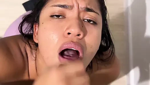 Banyoya giriyor ve büyük bir büyük zenci yarağına lezzetli bir sakso çekiyor - amatör çift- nysdel