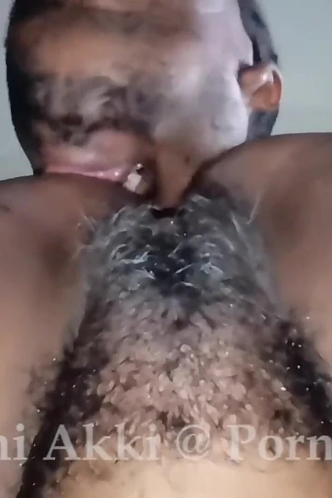 Sri Lankalı olgun orta yaşlı seksi kadın amcık komşu adam tarafından yalanıyor