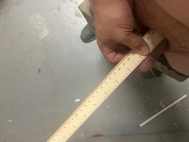 Küçük bir penis büyük bir yarağa boşalmaya başlıyor