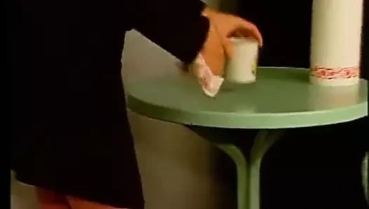 seksi sarışın gösterir kapalı onu vücut