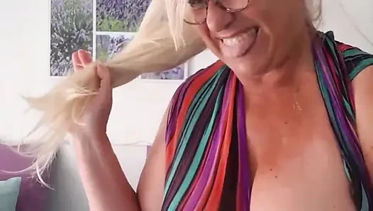 Bayan Fina selfie çubuğuyla mastürbasyon yapıyor, her zamankinden daha azgın