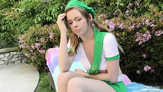 Kız öğrenci iyi bir amaç için kurabiye satıyor