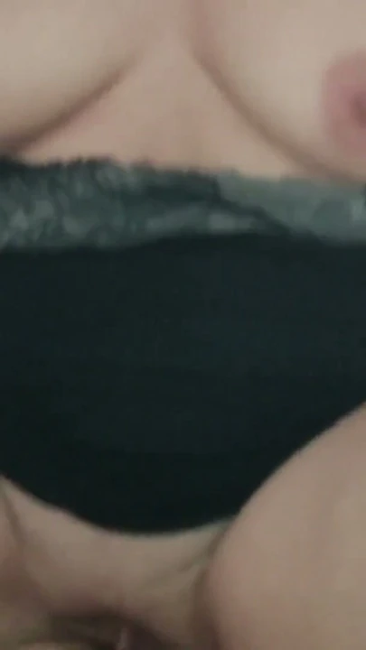 Olgun orta yaşlı seksi ev hanımı bakış açısıyla üvey oğluyla sikişmeyi kabul etti | Klip 2