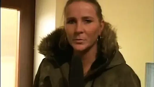 Ben horoz için istekli bir busty ev kadınıyım ve kocamı sikerken röportaj alıyorum