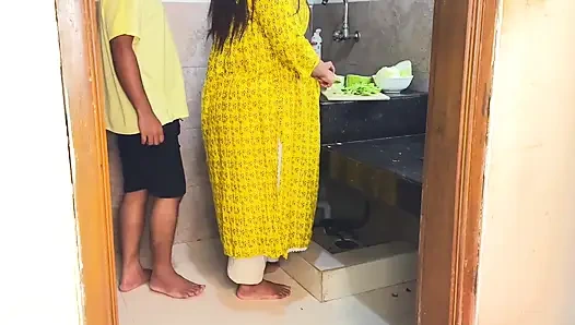 Mutfakta köri keserken aniden kayınvalidemi siktim - desi sert seks