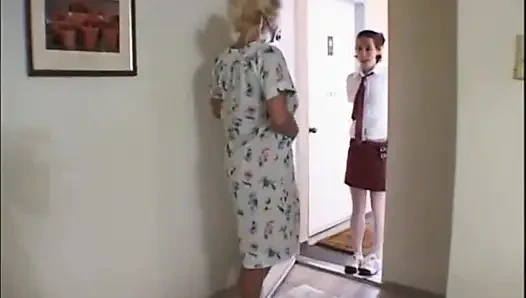 Lezbiyenler sarışın orta yaşlı seksi kadın amcık yalıyor dildo seksi üniversiteli kızla oynuyor