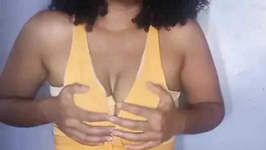 Ateşli orta yaşlı seksi kadın anal tıkaçla oynuyor
