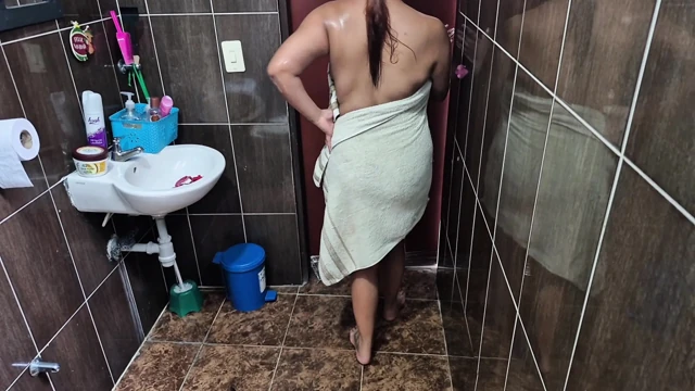 Kocasından bıktı, arkadaşının erkek arkadaşıyla sikişmeye gidiyor, keilimar çok ateşli bir esmer.