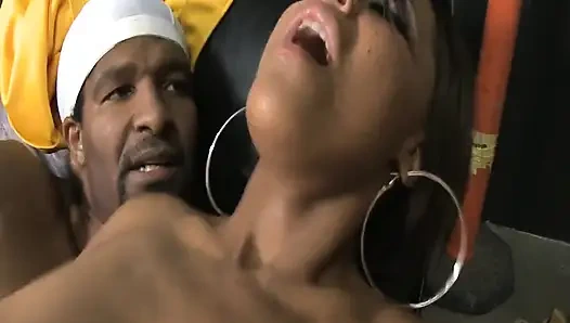 Büyük duyumlar sahne 1_booty zenci kız Catalina Taylor amında ve ağzında büyük siyah bir yarağın tadını çıkarıyor