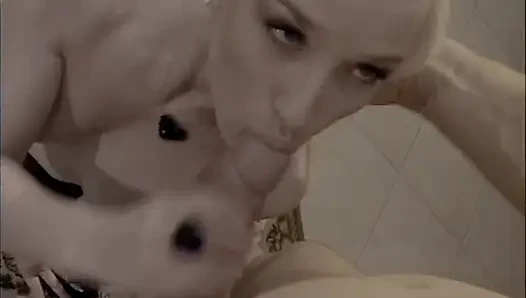 Ona iyi bir masaj yapıyor ve o da onun vajinasını ve poposunu sikiyor