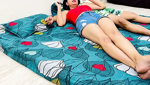 Muhtemelen hakkında konuşmamamız gereken çılgın bir gecede küçük üvey kız kardeşle yatağı paylaşıyor