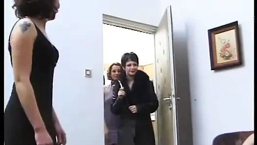 Seksi sürtük ıslak amcıkla oynamayı seviyor