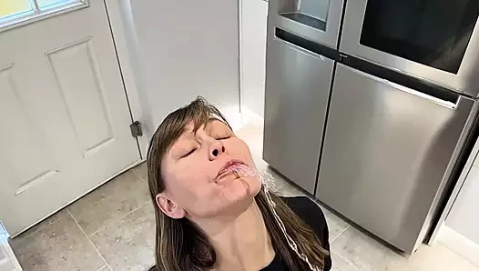 Ağır çekim ağız su fetişi