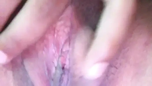 Azgın sarışın yüze boşalma olana kadar kanepede büyük bir direğe sert biniyor