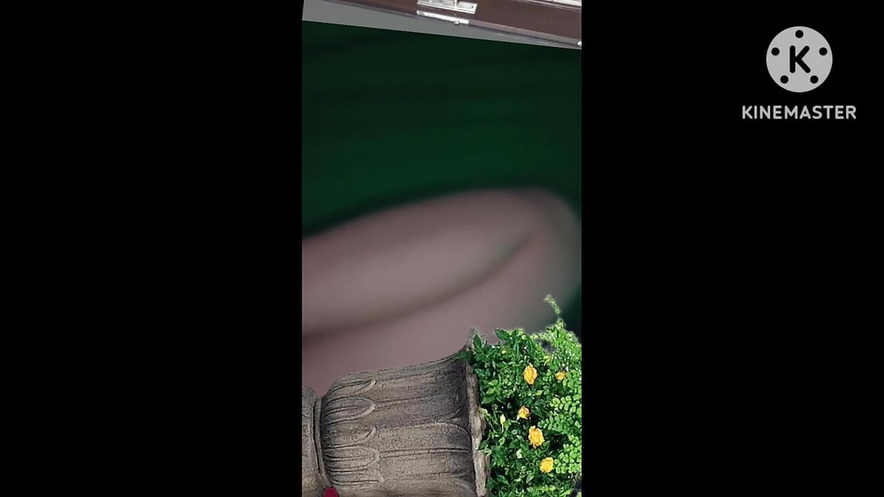 Genç üvey erkek kardeş banyoda porno video izlerken mastürbasyon yapıyor ve üvey kız kardeş onu yakaladı