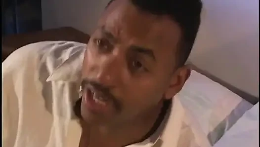 Azgın zenci bebek beyaz ve siyah bir adamla Afrikalı fantezisi üçlü seks yapıyor