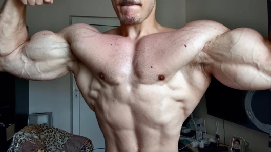 Dev pecs ile gerçekten büyük alfa kas tanrısı