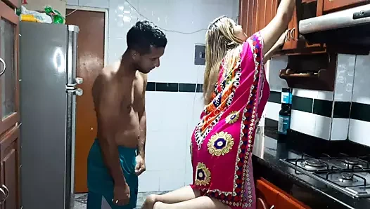 O temizlerken bu azgın sarışına sürpriz yapıyorum ve amını yerim