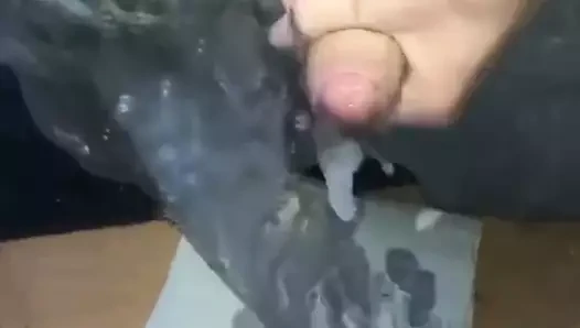 Twink cums üzerinde the mirror