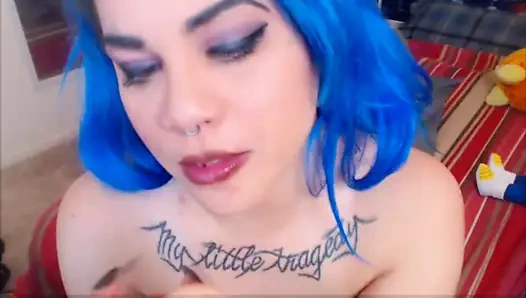 İnanılmaz yutma yeteneğine sahip mavi saçlı kız