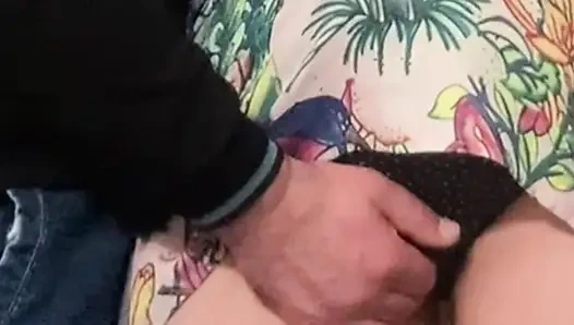 Aldatan evli kadın kalabalık bir metroda mastürbasyon yapıyor