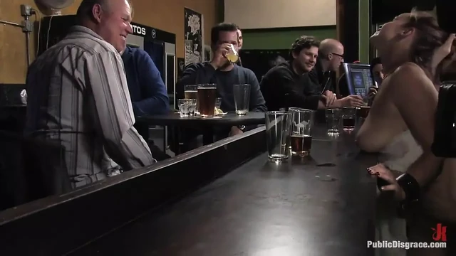 Грудастую брюнетку трахнули перед баром, полным людей