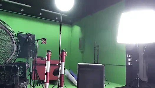 Kıvırcık saçlı orta yaşlı seksi kadın sakso çekmeyi ve sikişmeyi seviyor