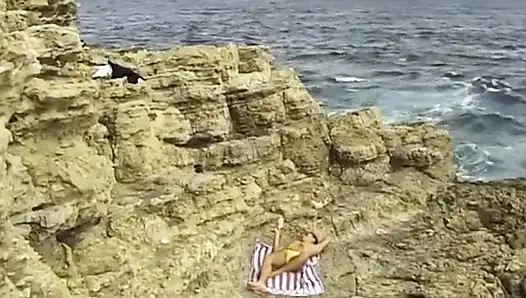 O büyük yarağı emiyor ve üstüne çıkıyor