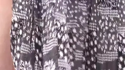 Yaşlı ve genç orta yaşlı seksi kadın çiftlikte sikişiyor