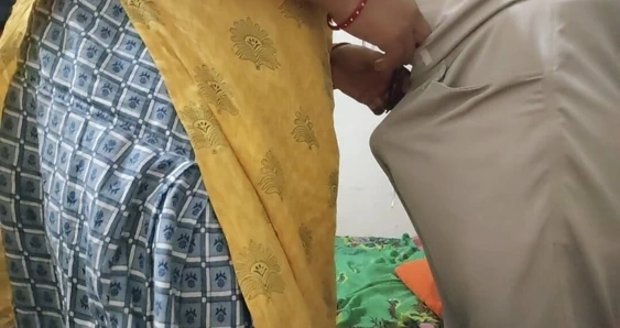 Hintli kadın ayakta oral seks