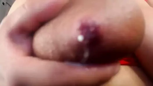 Busty kuzgun squirts süt üzerinde the kamera itibaren şişman meme