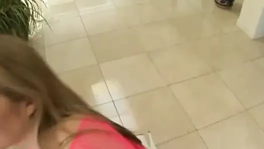 Edepsiz sarışın bir kaltak için iki dev büyük yarak