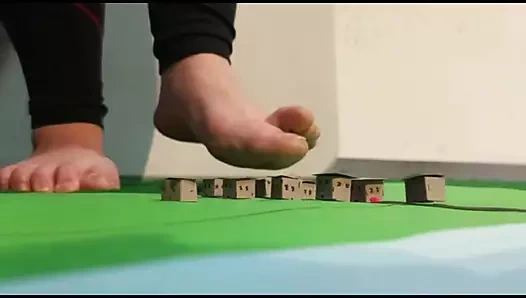 Dev tanrıça, devasa ayaklarıyla küçük şehri ezdi