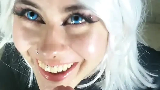 Aile toplanmışken ona lezzetli bir sakso çektim.