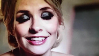 Holly Willoughby inanılmaz seksi görünüyor