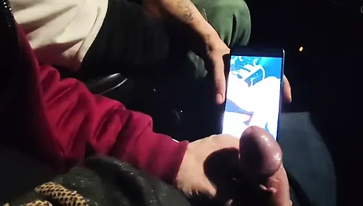 Neredeyse yakalanıyordum! Trafikte önümde mastürbasyon yapıyor, izlemeyi seviyorum. Büyük boşalma!  Bölüm 2