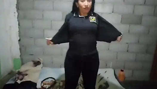 Büyük götlü latin esmer mastürbasyon yapıyor ve zevkle çığlık atıyor