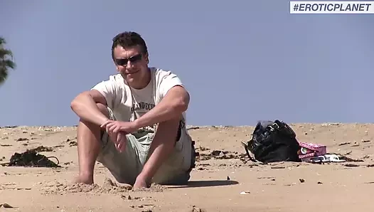 Ateşli Holly Brooks yabancının sikini emip amının derinliklerine biniyor