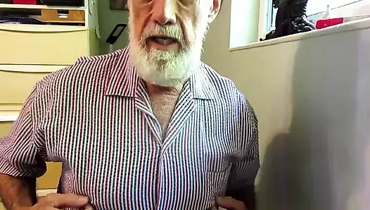 Daha önceki rol yapma videolarında 18 yaşındaki bu adama mastürbasyon yapmayı öğretmiştim.