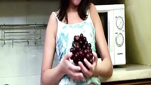Брюнетка трахает пальцами ее текущую мокрую киску