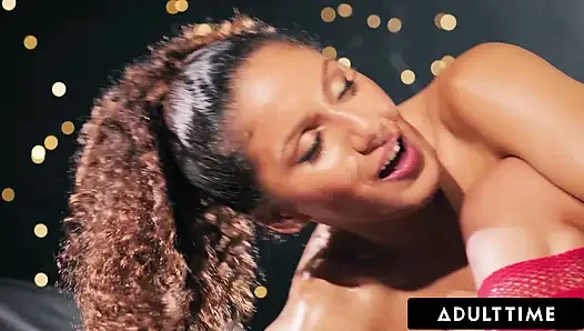 ADULT TIME - seksi liv yenilenen gırtlağına kadar alıyor ve sonra sert anal seks yapıyor ve düz götten ağza gidiyor