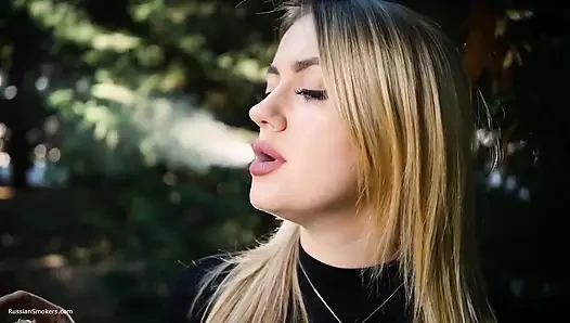 Ateşli sarışın hatun doğada bir siyah sigara içiyor
