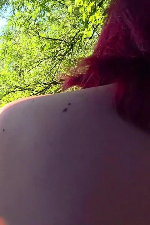 Lugar Secreto Al Aire Libre En El Estanque De La Cantera - Se Lo Muestra - Y De Repente Se Pone Muy Caliente