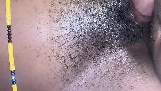 Seksi ateşli Afrikalı azgın genç kız emiyor, sulu amcığı sert yarağa sürtüyor ve bakış açısıyla sikişiyor