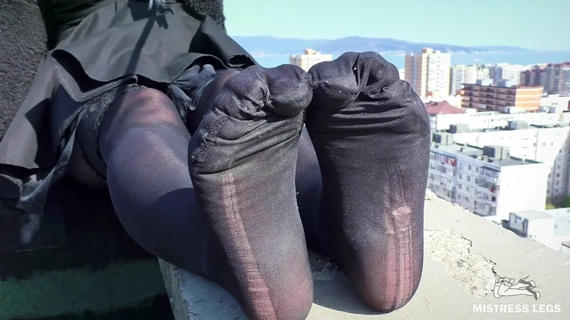 Gökyüzü yüksek taban baştan çıkarma: çatıda sheer'den siyaha ayak parmaklarını azdırıyor