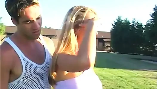 Şımarık kovboy kız amını yalattıktan sonra açık havada sakso çekiyor
