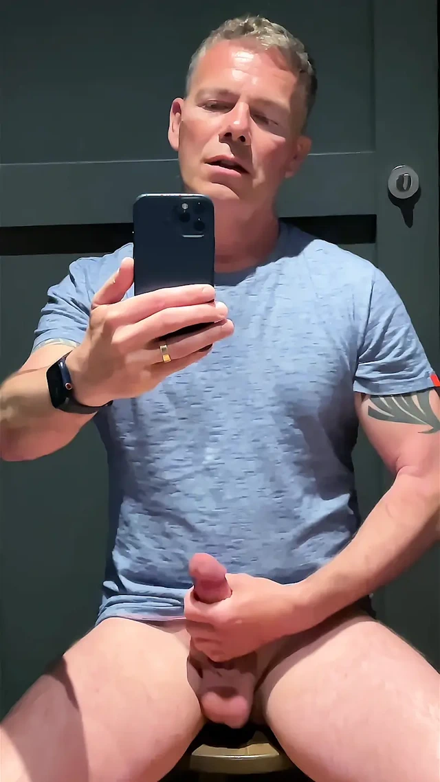 Riskli soyunma odası mastürbasyonu: bir sonraki kübik adam boşaldığını duyuyor - büyük boşalma